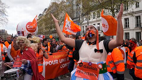 Auch ein Obelix ist auf der Straße: Gewerkschafter demonstrieren in Paris gegen die Rentenreform.
