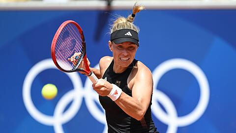 Angelique Kerber verblüfft in Paris.