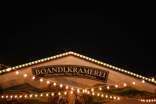 Festzelt Boandlkramerei auf der Oidn Wiesn bei Nacht Festzelt Boandlkramerei auf der Oidn Wiesn bei Nacht
