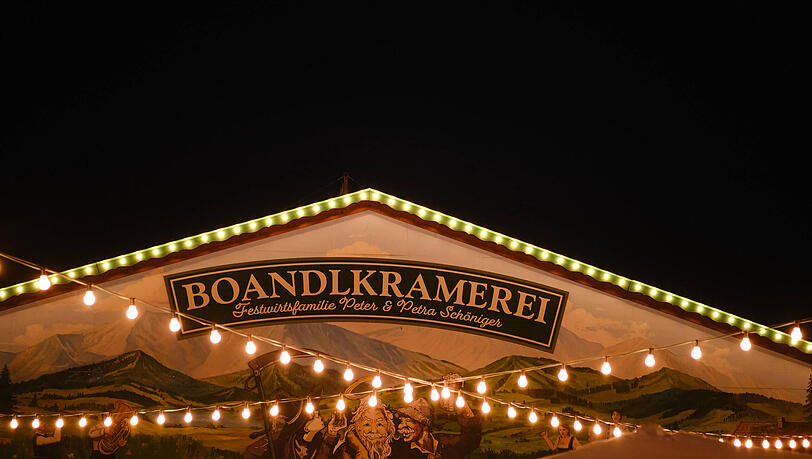 Festzelt Boandlkramerei auf der Oidn Wiesn bei Nacht