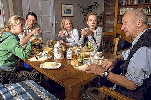 Sorgt in der Lindenstrasse gern mal für Ärger: Familie Stadler mit Opa Adi, einem erklärten Alt-68er.