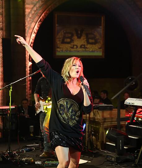 Während auf der Siegesfeier von Borussia Dortmund Sängerin Helene Fischer für Aufmunterung sorgt...