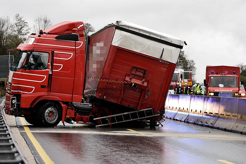 Die A8 in Richtung Salzburg ist auf Höhe Bergen vollständig gesperrt gewesen: Ein Lkw war gegen eine Leitplanke gerast. Außerdem ist Diesel und Benzin ausgelaufen. Die Bilder.