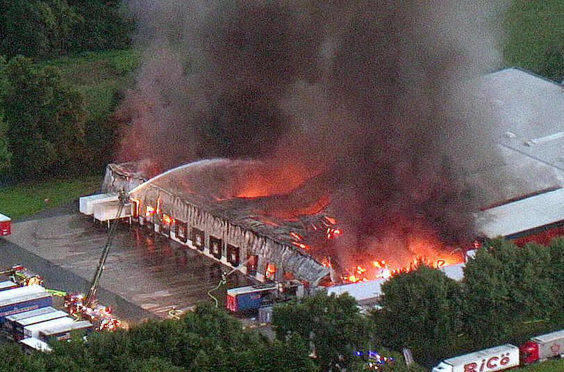 Feuerwehrleute bekämpfen den Brand eines Speditionsgebäudes in Lotte (Nordrhein-Westfalen).