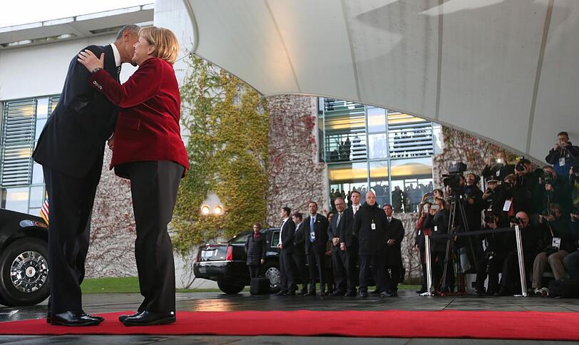 US-Präsident Barack Obama wird bei seinem Abschiedsbesuch von Bundeskanzlerin Angela Merkel begrüßt.