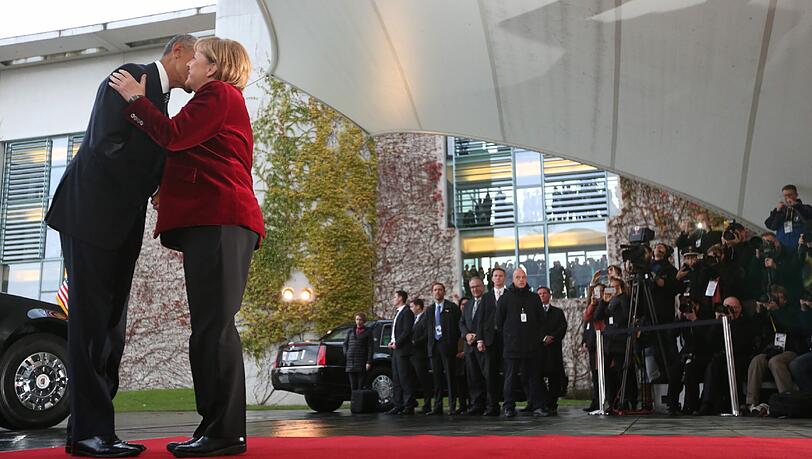 US-Präsident Barack Obama wird bei seinem Abschiedsbesuch von Bundeskanzlerin Angela Merkel begrüßt. US-Präsident Barack Obama wird bei seinem Abschiedsbesuch von Bundeskanzlerin Angela Merkel begrüßt.