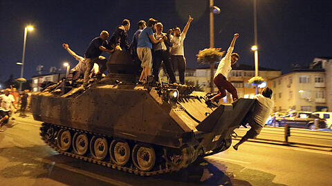 Menschen stehen am 16. Juli 2016 in Istanbul bei dem Putschversuch in der Türkei auf einem Panzer.