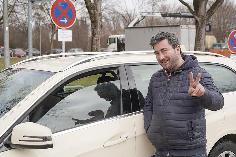 Taxifahrer Ricardo La Manna (42): "Ich war gerade in der Waschstraße und bin froh, mein Auto wieder sauber zu haben, auch für meine Fahrgäste. Wie kann das sein, dass das Auto so schmutzig ist? Ein komisches Wetter."