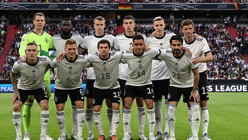 Die deutsche Mannschaft stellt sich vor dem Spiel auf.