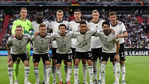 Die deutsche Mannschaft stellt sich vor dem Spiel auf.