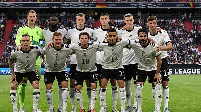 Die deutsche Mannschaft stellt sich vor dem Spiel auf.