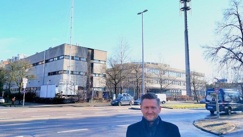 Der CSU-Bundestagsabgeordnete Wolfgang Stefinger vor dem angezündeten Funkmast in Neuperlach. Er hat eine Anfrage an die Bundesregierung gestellt, warum die Reparatur so lange dauert. Der CSU-Bundestagsabgeordnete Wolfgang Stefinger vor dem angezündeten Funkmast in Neuperlach. Er hat eine Anfrage an die Bundesregierung gestellt, warum die Reparatur so lange dauert.