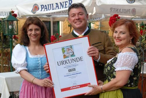 Gratulation zum Erfolg beim AZ-Wettbewerb! Wirt Franz Schmid mit Wörnbrunn-Geschäftsführerin Edith Pongratz (r.) und AZ-Redakteurin Annette Baronikians.