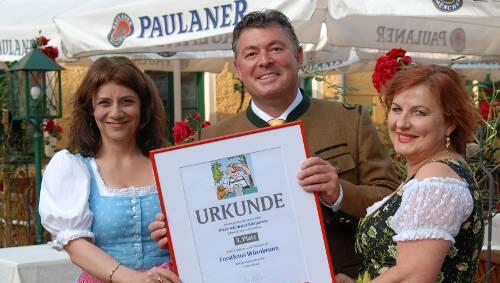 Gratulation zum Erfolg beim AZ-Wettbewerb! Wirt Franz Schmid mit Wörnbrunn-Geschäftsführerin Edith Pongratz (r.) und AZ-Redakteurin Annette Baronikians. Gratulation zum Erfolg beim AZ-Wettbewerb! Wirt Franz Schmid mit Wörnbrunn-Geschäftsführerin Edith Pongratz (r.) und AZ-Redakteurin Annette Baronikians.