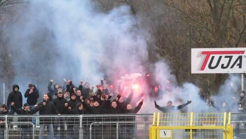 Die Behörden ermitteln gegen 53 Personen: Die schweren Ausschreitungen in Reutlingen werden für einige Club-Chaoten wohl ein gerichtliches Nachspiel haben. Die Behörden ermitteln gegen 53 Personen: Die schweren Ausschreitungen in Reutlingen werden für einige Club-Chaoten wohl ein gerichtliches Nachspiel haben.