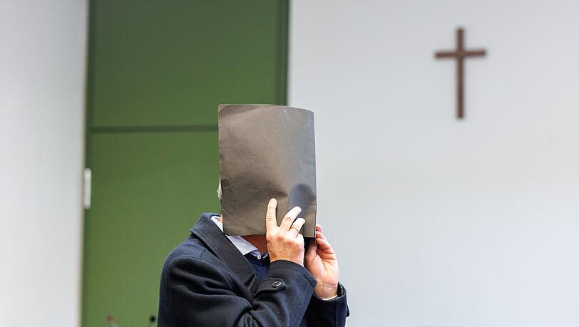 Der Angeklagte versteckte zu Prozessbeginn sein Gesicht. Er bestreitet die Vorwürfe. (Archivfoto)