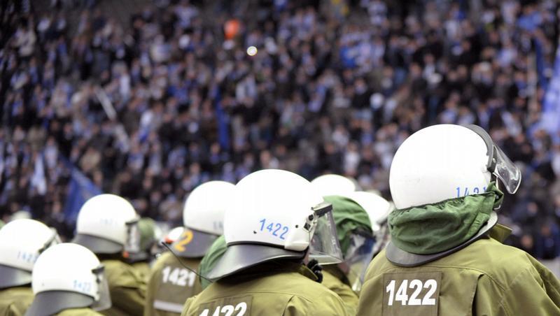 Polizisten sollen künftig besser vor Angriffe geschützt werden Polizisten sollen künftig besser vor Angriffe geschützt werden