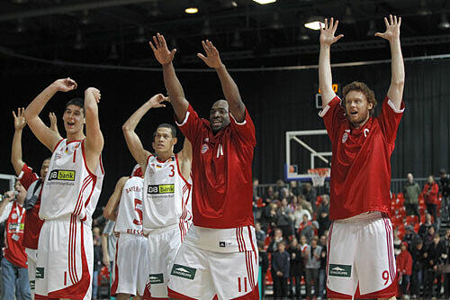 Bogdan Radosaljevic, Sebastian Greene,  Darius Hall und Chad Prewitt beim Jubeln.