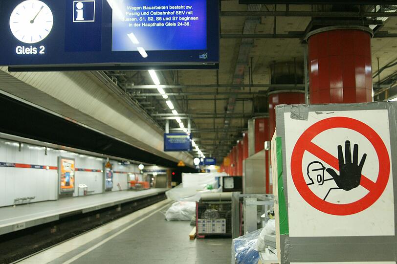 Halt! Den Bahnsteig zu betreten, ist während der Bauarbeiten verboten. Heute soll hier wieder alles ganz normal laufen.