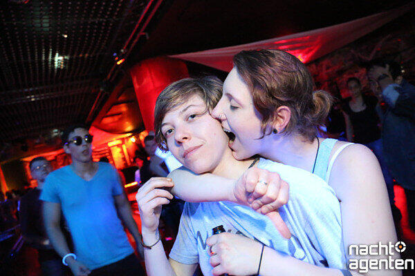 Im 8 Below ging es bunt zu unter dem Motto "Wir sehen Farben presents Binary 404 Showcase". Mehr Bilder unter: href="http://www.nachtagenten.de/event/19.04.2014/8-below/wir-sehen-farben-presents-binary-404-showcase.302877.html