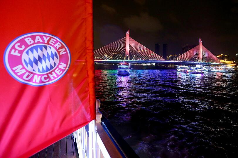 Manuel Neuer und Thomas Müller beim Fluss-Fußball. Hier gibt's die Bilder.