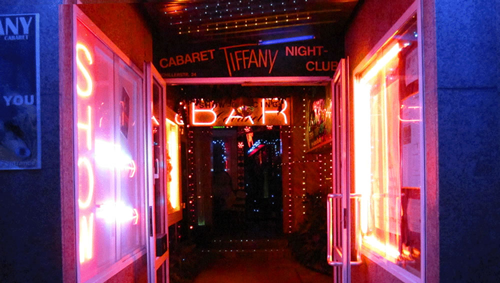 Im Cabaret Tiffany bedienen barbusige Frauen. Im Cabaret Tiffany bedienen barbusige Frauen.