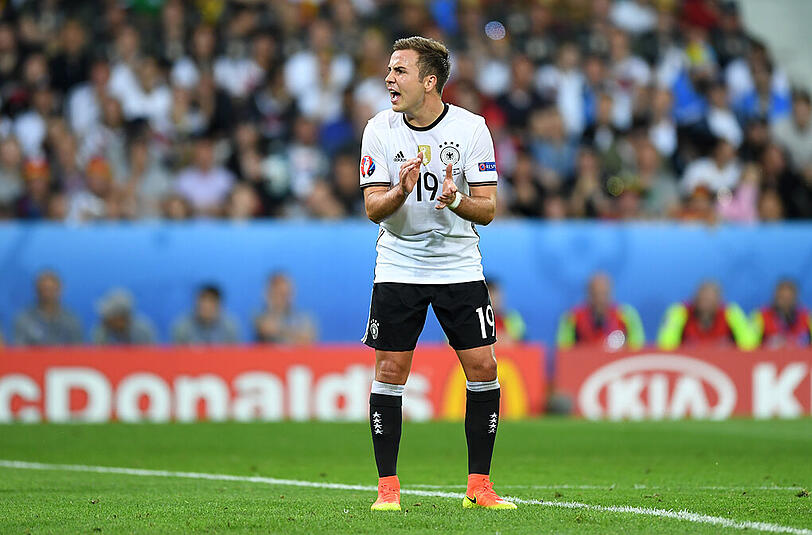 Nach einem schweren Jahr beim Rekordmeister gehörte Mario Götze in der Vorrunde der Europameisterschaft zum Stammpersonal des DFB-Teams. Seither musste er jedoch auf der Ersatzbank Platz nehmen und blieb ohne Einsatzzeit. Könnte nach dem EM-Aus von Gomez in Löws Startelf zurückkehren.