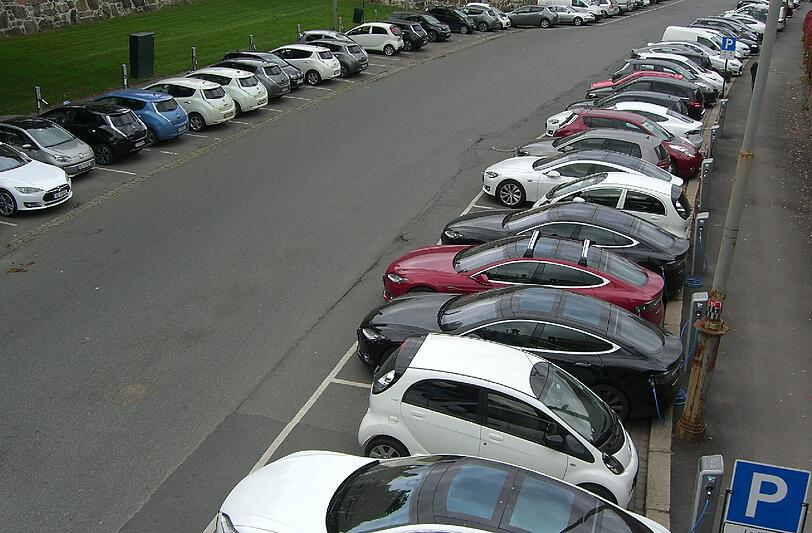 Großparkplatz für Elektroautos in Oslo: In Norwegen soll ab 2025 kein Auto mit Verbrennungsmotor mehr zugelassen werden. Foto: Sigrid Harms