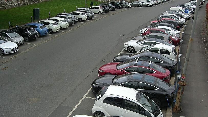 Großparkplatz für Elektroautos in Oslo: In Norwegen soll ab 2025 kein Auto mit Verbrennungsmotor mehr zugelassen werden. Foto: Sigrid Harms Großparkplatz für Elektroautos in Oslo: In Norwegen soll ab 2025 kein Auto mit Verbrennungsmotor mehr zugelassen werden. Foto: Sigrid Harms