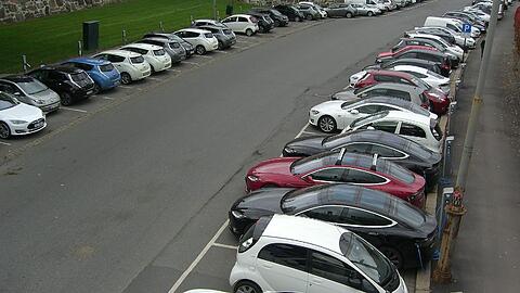 Großparkplatz für Elektroautos in Oslo: In Norwegen soll ab 2025 kein Auto mit Verbrennungsmotor mehr zugelassen werden. Foto: Sigrid Harms
