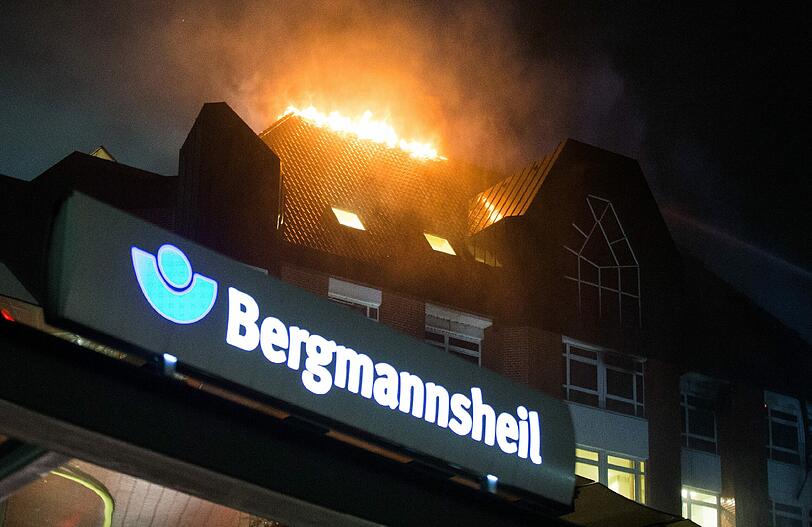 Aus den oberen Stockwerken eines Bochumer Krankenhauses schlagen hohe Flammen - 165 Feuerwehrleute bekämpfen das Feuer.