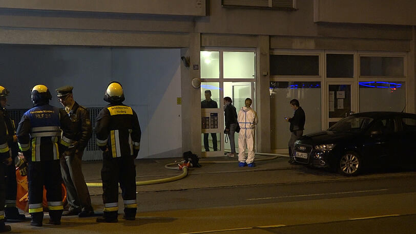 Die Feuerwehr fand in einem Bordell in Nürnberg eine tote Frau - die Bilder vom Einsatz.