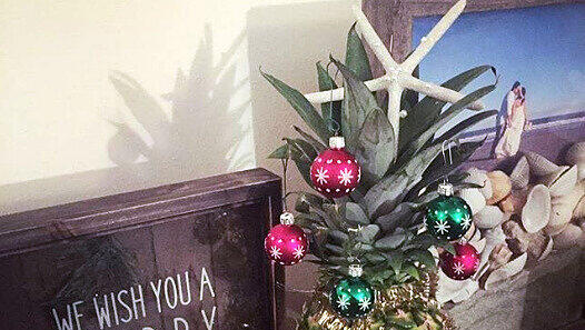"Oh Ananas, oh Ananas, wie schön sind deine Blätter..." - Die schönsten, wildesten und süßesten Ideen, wie Sie ihre Ananas weihnachtlich dekorieren können, finden Sie in unserer Bildergalerie. "Oh Ananas, oh Ananas, wie schön sind deine Blätter..." - Die schönsten, wildesten und süßesten Ideen, wie Sie ihre Ananas weihnachtlich dekorieren können, finden Sie in unserer Bildergalerie.