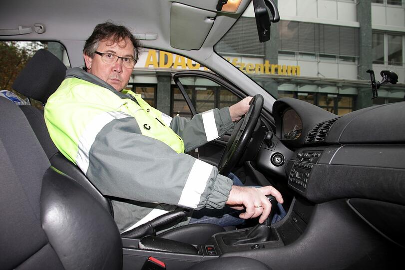 Gang rein, Handbremse anziehen, auf trockenem, ebenen Untergrund. Asphalt ist besser als Tiefgaragen-Estrich!