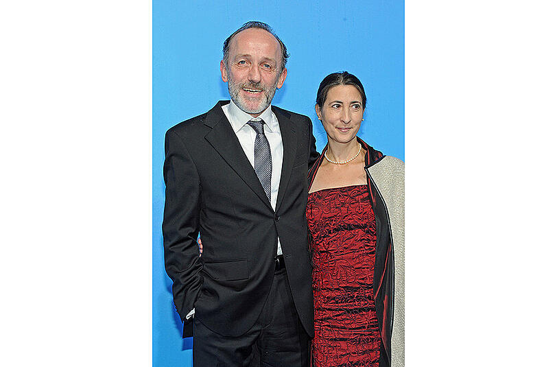 Das Schauspielerpaar Karl Markovics und Stephanie Taussig auf dem blauen Teppich der 28. Verleihung des Bayerischen Fernsehpreises in München.