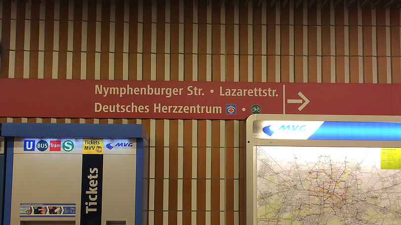 Der U-Bahnhof Maillingerstraße &ndash; hier findet sich kein Hinweis auf den neuen Bus.