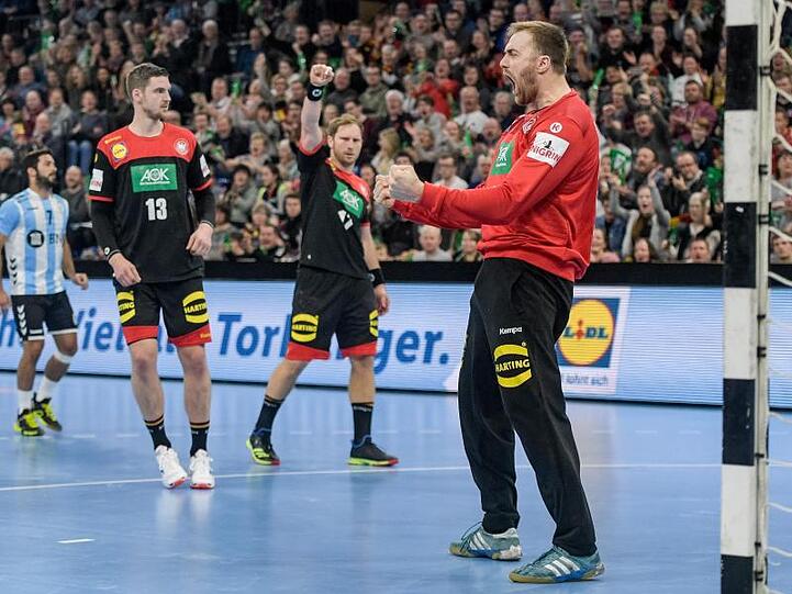 Torwart Andreas Wolff feiert einen gehaltenen Strafwurf.