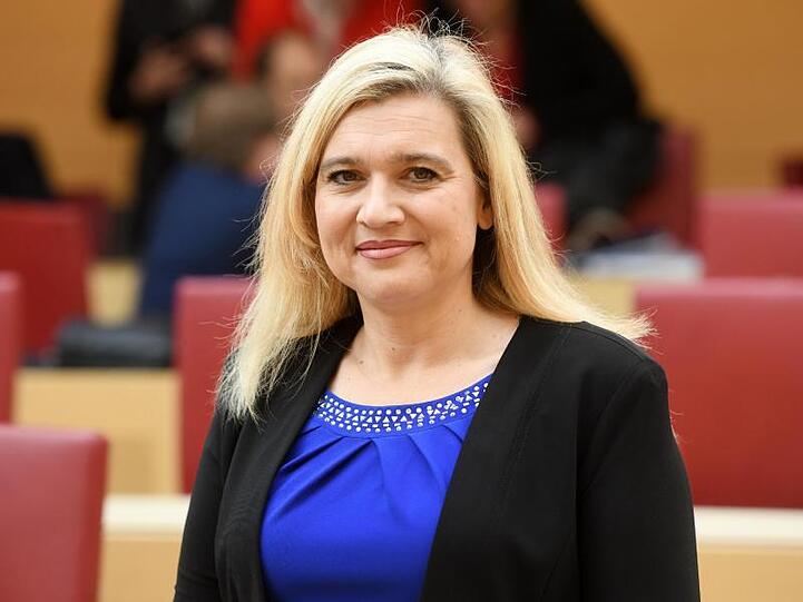 Melanie Huml (CSU) steht im bayerischen Landtag. Foto: Tobias Hase/dpa/Archivbild