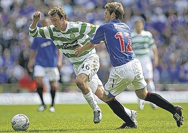 Ein Kandidat für Bayern: Der Ire Aiden McGeady (l.) von Celtic, hier im Duell mit Steven Davis von den Rangers.