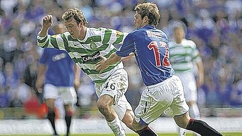 Ein Kandidat für Bayern: Der Ire Aiden McGeady (l.) von Celtic, hier im Duell mit Steven Davis von den Rangers.