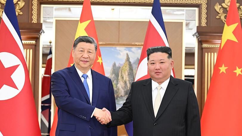 Der nordkoreanische Machthaber Kim Jong Un empf&auml;ngt den chinesischen Pr&auml;sidenten Xi Jinping.