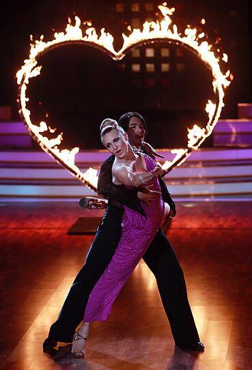 Die Promis bei Let's Dance geben Gas, zeigen immer mehr nackte Haut, immer gewagtere Outfits - sehen Sie hier die heißen Bilder...