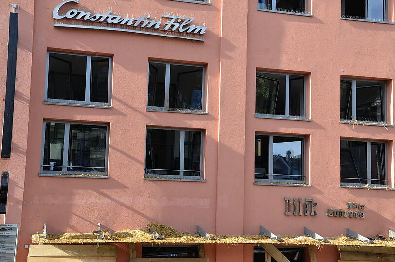 ... der Zerstörung sichtbar. Fenster und Türen sind aus den Rahmen gerissen, Scheiben geborsten, einige Fassaden haben Risse.