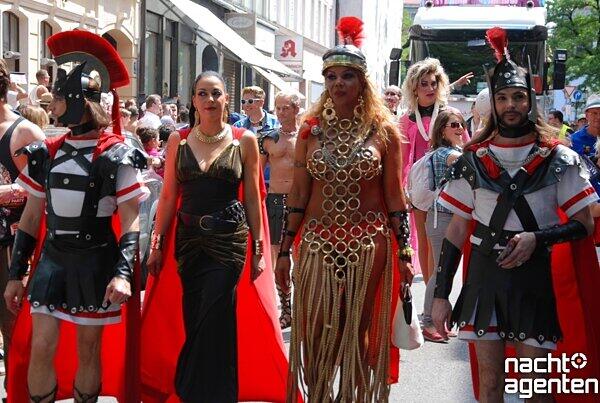 So schrill wird der CSD 2013 in der Münchner Innenstadt gefeiert. Noch mehr Partyfotos unter:  www.nachtagenten.de