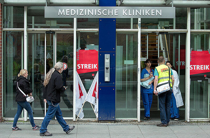 Pflegekräfte der Berliner Charite streiken für bessere Arbeitsbedingungen.