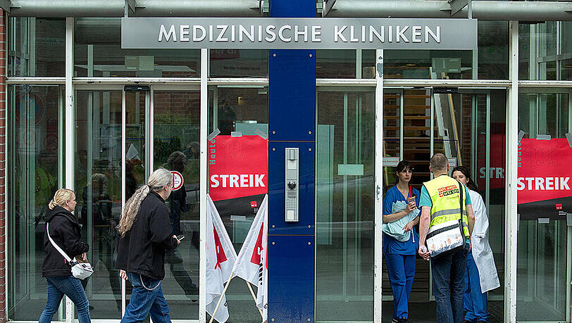 Pflegekräfte der Berliner Charite streiken für bessere Arbeitsbedingungen. Pflegekräfte der Berliner Charite streiken für bessere Arbeitsbedingungen.