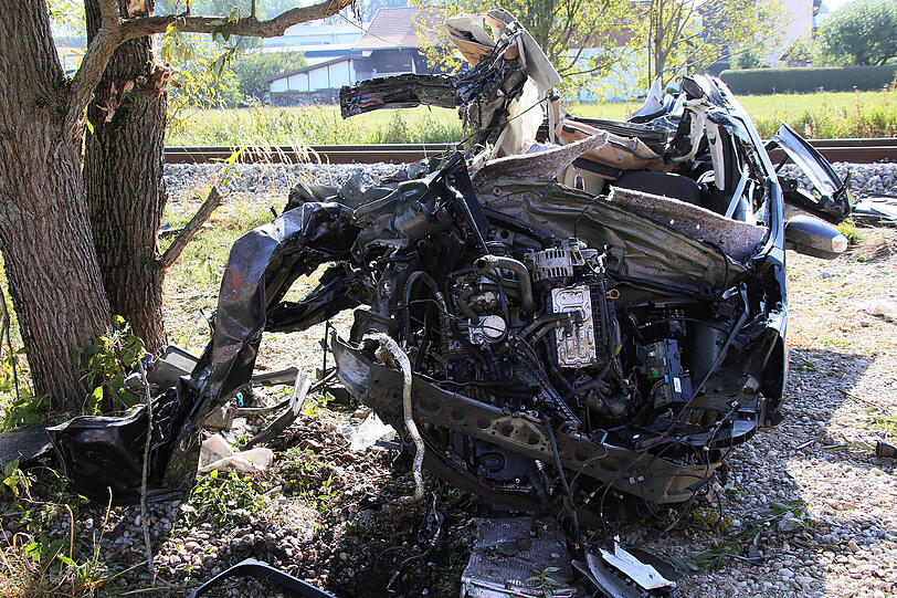 Zug erfasst Auto mit Familie: Bilder von der Unfallstelle.