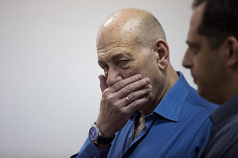 Ehud Olmert sitzt seine 19-monatige Haftstrafe wegen Korruption ab.