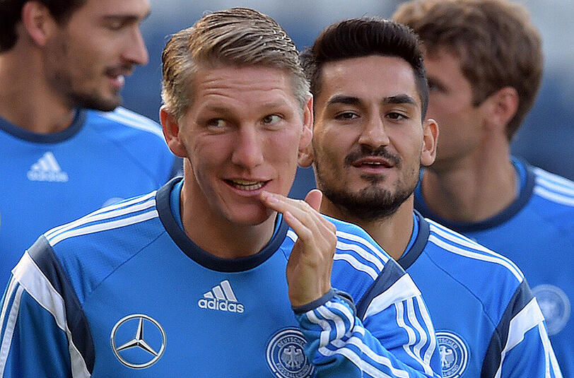 Ílkay Gündogan (r.) möchte in die Fußstapfen des zurückgetretenen Bastian Schweinsteigers treten.