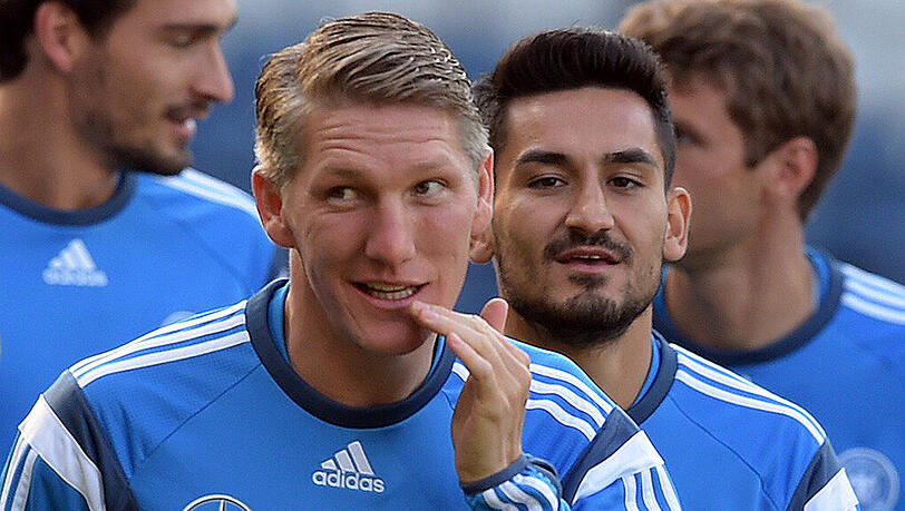 Ílkay Gündogan (r.) möchte in die Fußstapfen des zurückgetretenen Bastian Schweinsteigers treten. Ílkay Gündogan (r.) möchte in die Fußstapfen des zurückgetretenen Bastian Schweinsteigers treten.